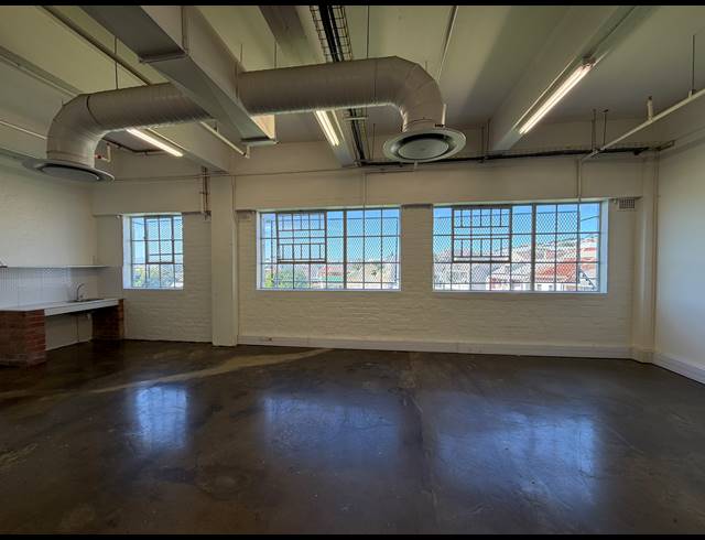 78M² BUILDING TO LET IN WOODSTOCK